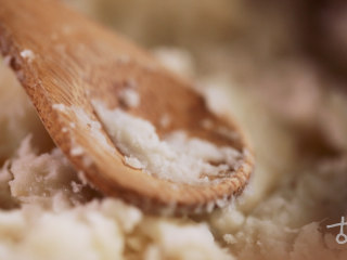 2、【八宝山药】一口软糯，坐花载月； 一口清甜，风流宛在,将蒸熟的山药碾成泥备用。