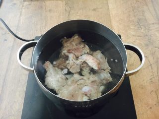 9、#咸食#  田七大枣煲猪骨汤,锅里放入焯过水的猪骨，再倒入提前煮好的开水。