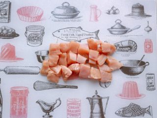 1、茄汁莲藕鸡肉丸子(亲子版)-辅食,鸡胸肉洗净,用厨房纸吸干表面水分,切成小块