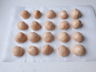 5、茄汁莲藕鸡肉丸子(亲子版)-辅食,沾湿双手,将莲肉鸡肉末做成小肉丸子备用