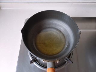 9、茄汁莲藕鸡肉丸子(亲子版)-辅食,小锅中放入适量橄榄油