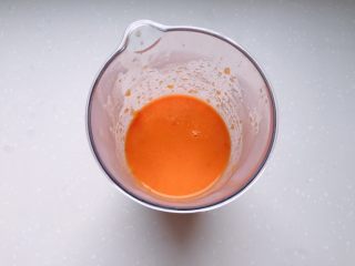 12、茄汁莲藕鸡肉丸子(亲子版)-辅食,将西红柿和红黄彩椒全部倒入搅拌杯,用搅拌棒打成茄汁