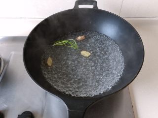 14、茄汁莲藕鸡肉丸子(亲子版)-辅食,锅中放入足量水,放入葱结和姜片煮开