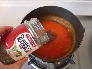 19、茄汁莲藕鸡肉丸子(亲子版)-辅食,爸爸版的茄汁,我们会加入少许海盐、胡椒粉、意大利面混合调味香料、辣椒粉和泰式甜辣酱