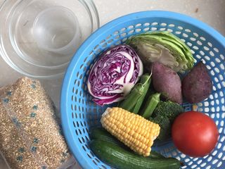 1、元气满满的鸡胸肉沙拉,自己搭配沙拉的主食是糙米➕黑米