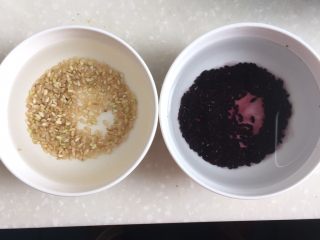 2、元气满满的鸡胸肉沙拉,糙米煮前温热水泡20分钟，黑米泡一小时