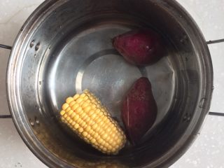 3、元气满满的鸡胸肉沙拉,紫薯和水果玉米煮20分钟就差不多，用筷子戳紫薯，可戳透便是熟了