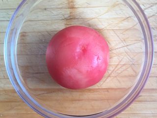 4、元气满满的鸡胸肉沙拉,番茄沸水过一下立即取出，皮轻松就可以剥下来，好切，且最后不会有很多皮皮混在菜中影响美观