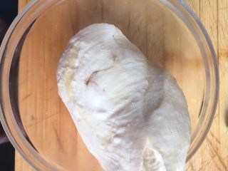 5、元气满满的鸡胸肉沙拉,水烧沸，鸡胸肉约20分钟可熟