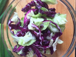 6、元气满满的鸡胸肉沙拉,紫甘蓝和卷心菜切条，撒盐腌制，之后需仔细冲洗将表面盐粒冲净
