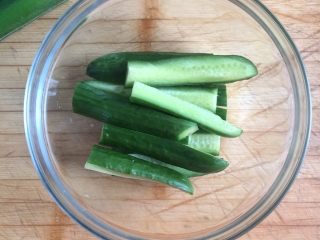 7、元气满满的鸡胸肉沙拉,小乳瓜准备