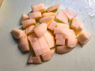4、止咳三色汤,苹果洗净，去皮去心，切成小块。