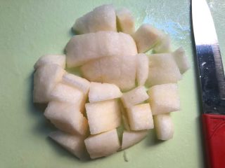 5、止咳三色汤,梨洗干净去皮去心，切成小块