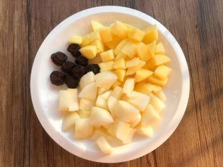 6、止咳三色汤,把李干冲洗干净放入盘里，把切好的梨和苹果也放入盘里待用。
