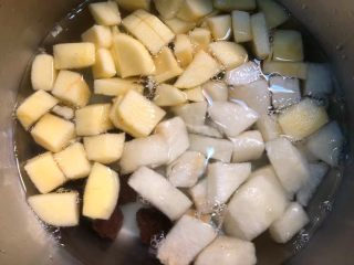 7、止咳三色汤,把步骤六的食材倒入大一点的碗里，倒入800毫升开水。