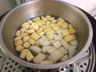 8、止咳三色汤,锅里倒入适量水烧开，放入蒸架，把大碗放到蒸架上，中火蒸一个小时。