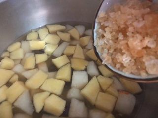 9、止咳三色汤,蒸好倒入冰糖，继续再蒸20分钟，蒸好即可享用。