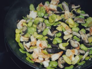 3、清炒蚕豆香菇虾,在一个炒锅中加入橄榄油，用中高火热油，放入腌好的虾仁翻炒片刻，加入备用的蚕豆和香菇，翻炒均匀，撒上少许盐，炒熟即可。