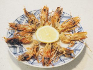 5、清炒蚕豆香菇虾,剥去的虾壳和虾头也别扔掉浪费。洗净后，虾壳可以熬粥，虾头再做个开胃小菜，在锅里倒点油，煎熟即可，吃的时候撒点海盐或挤上柠檬汁，香脆口感.