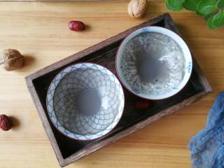 9、益智营养芝麻糊,看看挂壁的情况，对比是不是很明显呢？左下的汉美驰完胜右上的另一款。真是不比不知道，一比吓一跳。关于破壁机的选择您还是要擦亮眼睛。