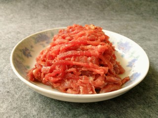 2、爆炒牛肉丝,洗净切成丝。