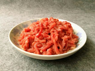 7、爆炒牛肉丝,搅拌均匀，腌制10分钟。