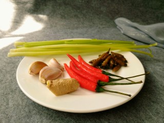 8、爆炒牛肉丝,准备芹菜、小米椒、泡椒、姜蒜。