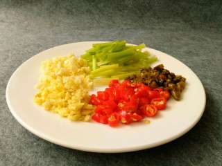 9、爆炒牛肉丝,芹菜切段、小米椒、泡椒切圈、姜蒜切沫。