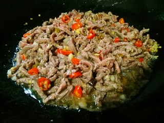 13、爆炒牛肉丝,加入腌制好的牛肉丝大火爆炒。