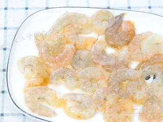 2、鲜虾松 宝宝健康辅食,用牙签将虾背部的虾线挑出，再去虾壳。