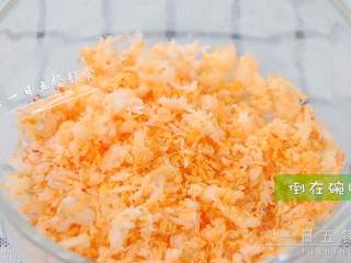 4、鲜虾松 宝宝健康辅食,大部分干了盛出来。