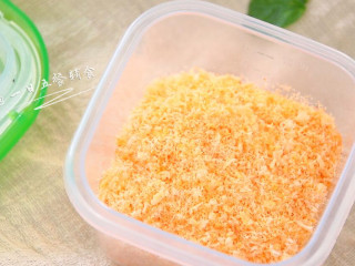 8、鲜虾松 宝宝健康辅食,凉下来了放密封容器盒中冷藏保存10天。