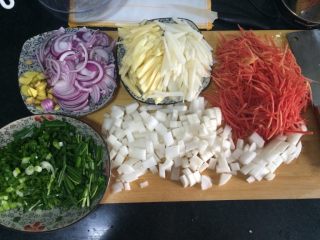 2、家庭版辣白菜,如图材料切好（姜片和苹果、梨搅拌成泥）