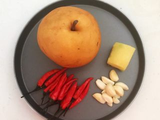 1、开胃小菜  酸辣脆爽的白萝卜,准备食材：莱阳梨，小米辣，蒜瓣，鲜姜