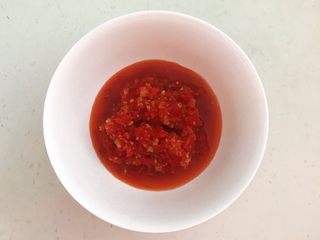 2、开胃小菜  酸辣脆爽的白萝卜,把半个莱阳梨削皮后切成末，把小米辣，蒜瓣和鲜姜切成末。把切好的食材放入碗里，加入1勺白糖，加入2克精盐调匀，辣椒的做好了备用