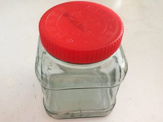 3、开胃小菜  酸辣脆爽的白萝卜,取一个玻璃瓶，刷干净后用开水烫一下，晾干