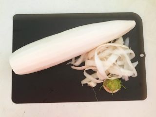 5、开胃小菜  酸辣脆爽的白萝卜,把白萝卜削皮