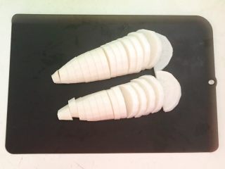7、开胃小菜  酸辣脆爽的白萝卜,把白萝卜切成5㎜厚的小片