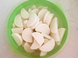 8、开胃小菜  酸辣脆爽的白萝卜,把切好的萝卜片放入盆中