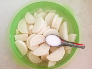 9、开胃小菜  酸辣脆爽的白萝卜,加入4克精盐