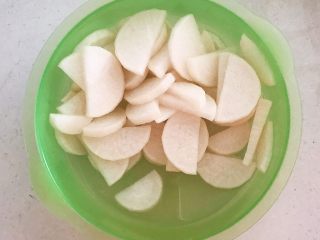12、开胃小菜  酸辣脆爽的白萝卜,腌制好的白萝卜出了很多水