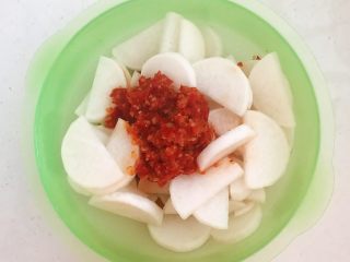 14、开胃小菜  酸辣脆爽的白萝卜,在腌制好的萝卜中加入调好辣椒酱