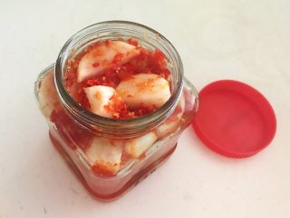 16、开胃小菜  酸辣脆爽的白萝卜,把调好的萝卜片放入玻璃瓶里