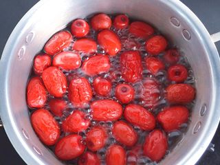 2、红糖红枣糕,先将红枣洗净，放开水中煮软。