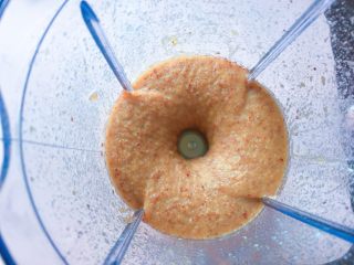 4、红糖红枣糕,启动料理机，搅打成红枣泥。