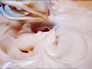 11、红糖红枣糕,打至提起打蛋器有尖峰时停止打发。