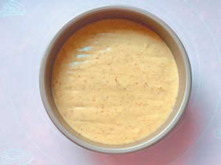 15、红糖红枣糕,用牙签划出大气泡。