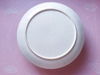 16、红糖红枣糕,在模具上倒扣一个浅盘，开水上锅蒸35分钟左右。