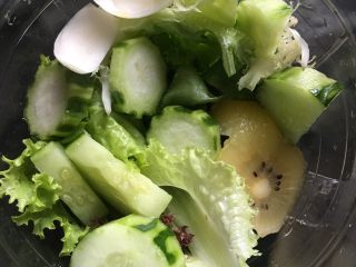 2、蔬果糊-22,把食材放入打糊機，加入200ml大約40度左右的溫水