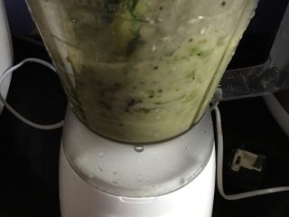 3、蔬果糊-22,按動打糊機攪拌約2分鐘